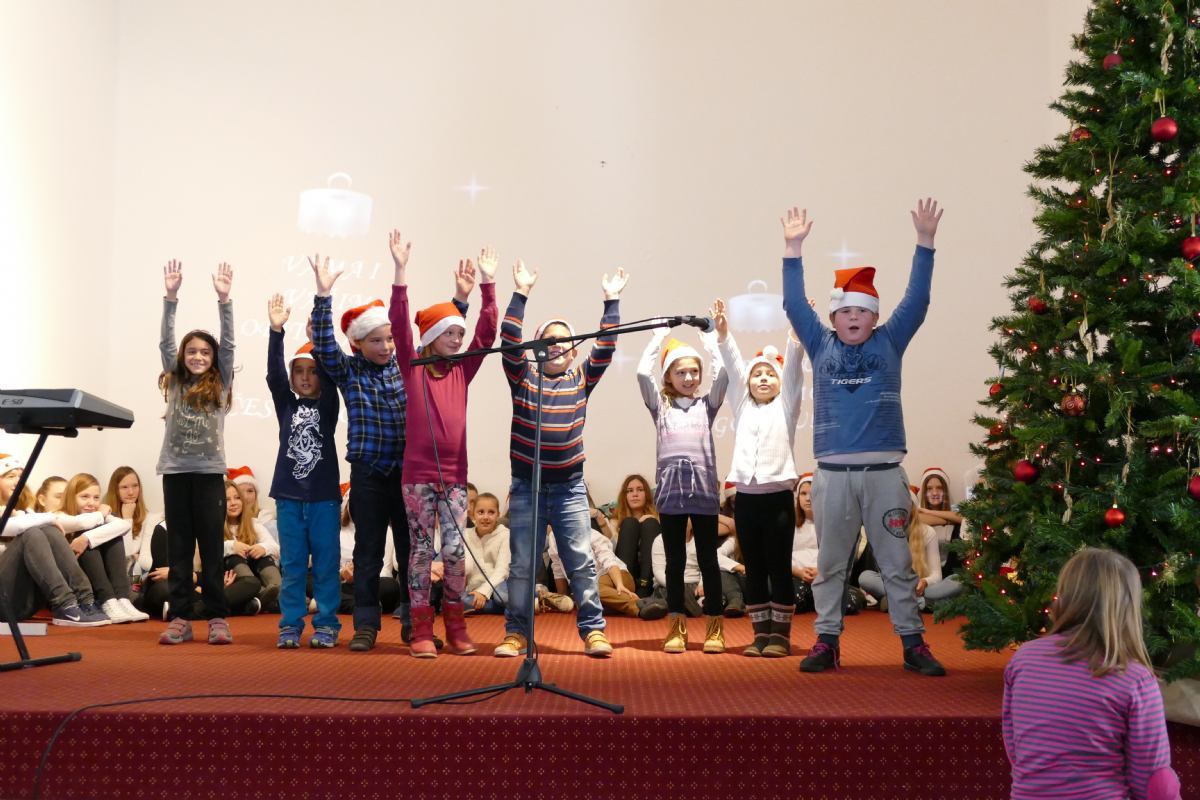 Osmoškolci Bolnici darovali božićno ozračje i radost