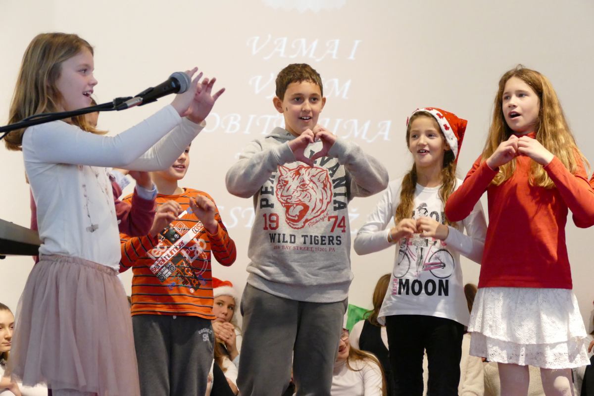 Osmoškolci Bolnici darovali božićno ozračje i radost